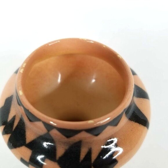 Navajo Miniature Pottery 2" Vase Vintage 87 Signed Yellowhair USA Tan Black - Picture 8 of 9